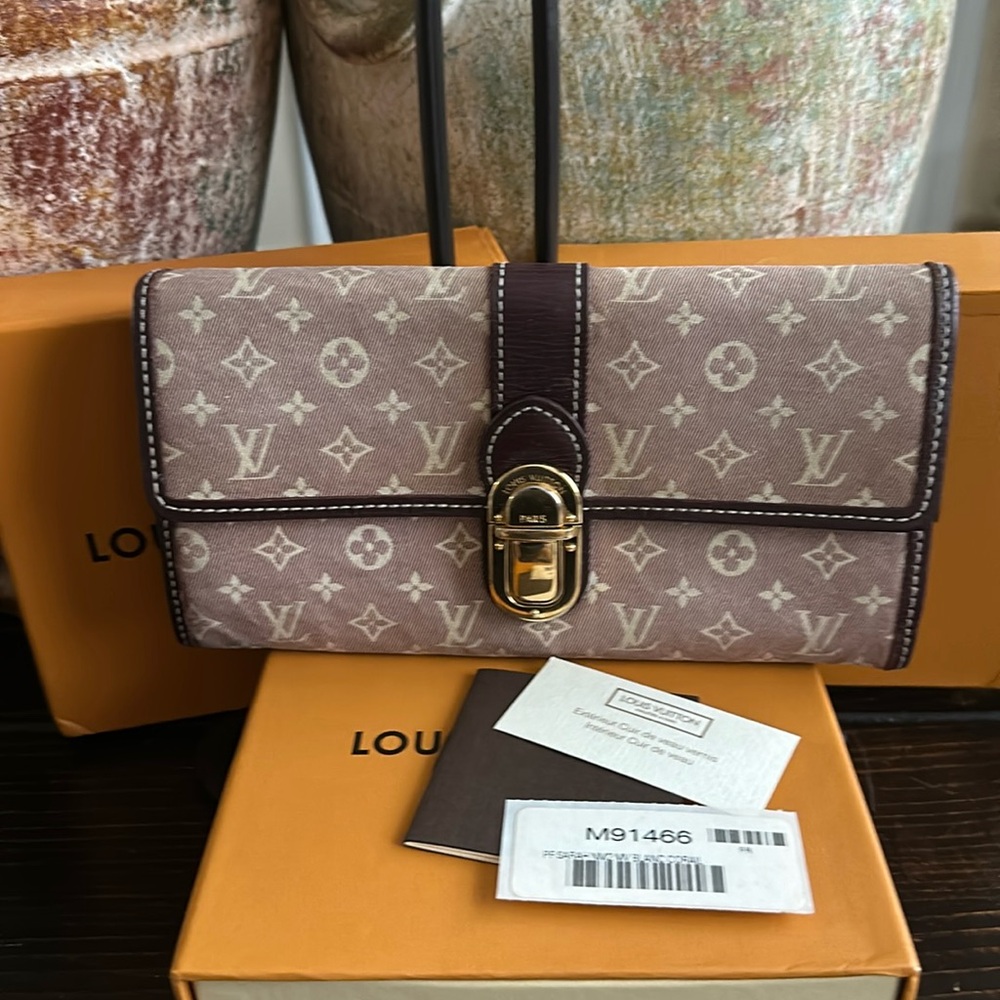 LOUIS VUITTON Monogram Idylle Canvas Wallet
Portefeuille Sarah